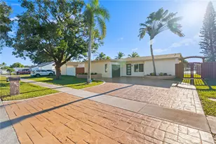 1221 NW 96th Terrace, Pembroke Pines, FL 33024 - Photo 2