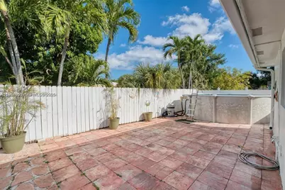 735 NE 38th St, Oakland Park, FL 33334 - Photo 14