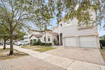 8968 NW 180th Ter, Hialeah, FL 33018 - Photo 4