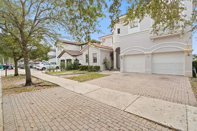 8968 NW 180th Ter, Hialeah, FL 33018 - Photo 2
