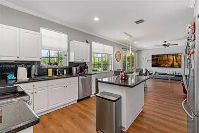 1095 Chenille Cir, Weston, FL 33327 - Photo 8