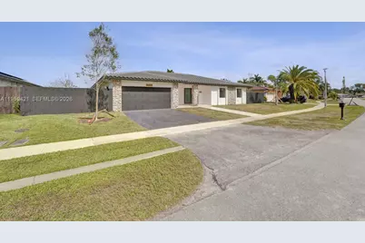 16653 Golfview Dr, Weston, FL 33326 - Photo 2