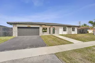 16653 Golfview Dr, Weston, FL 33326 - Photo 4