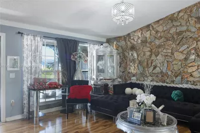 9710 NW 10th St, Pembroke Pines, FL 33024 - Photo 8