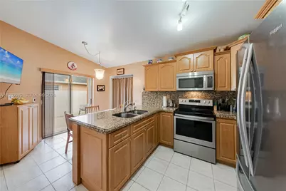 20103 NW 57th Pl, Hialeah, FL 33015 - Photo 10