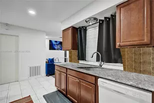 9607 NW 81st St, Tamarac, FL 33321 - Photo 14