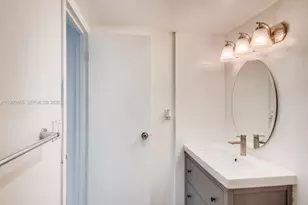 100 Bayview Dr, Sunny Isles Beach, FL 33160 - Photo 10