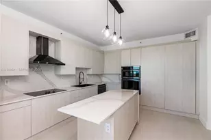 300 South Pointe Dr, Miami Beach, FL 33139 - Photo 12