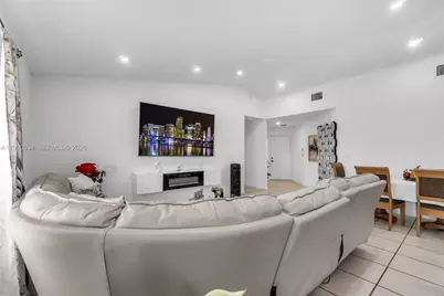 2590 SE 7th Pl, Homestead, FL 33033 - Photo 10