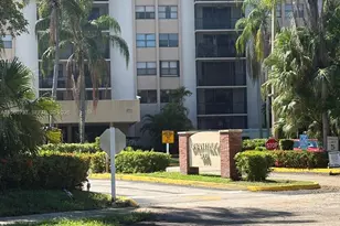 900 NE 195th St, Miami, FL 33179 - Photo 2