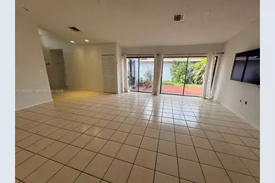 8273 NW 188th Ter, Hialeah, FL 33015 - Photo 10