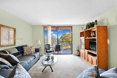 1101 Colony Point Cir #422, Pembroke Pines, FL 33026 - Photo 2