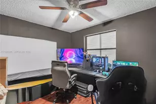 10911 N Lakeview Dr, Pembroke Pines, FL 33026 - Photo 10