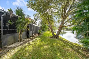 10911 N Lakeview Dr, Pembroke Pines, FL 33026 - Photo 20