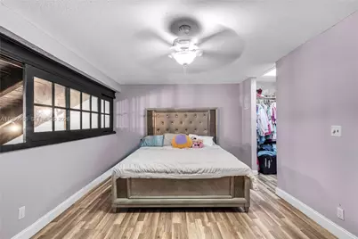 10911 N Lakeview Dr, Pembroke Pines, FL 33026 - Photo 14