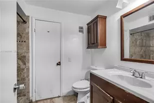 10911 N Lakeview Dr, Pembroke Pines, FL 33026 - Photo 16