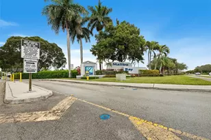 20807 NW 3rd Ct, Pembroke Pines, FL 33029 - Photo 2