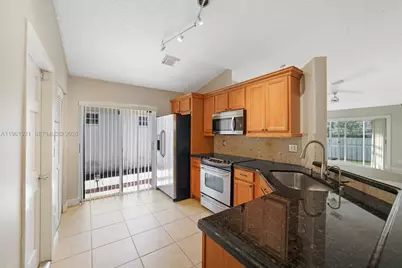 200 NW 75th Ter, Plantation, FL 33317 - Photo 4