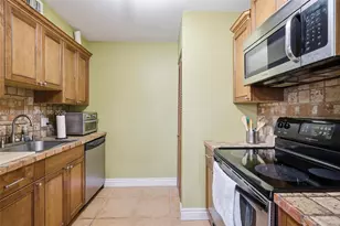 8630 SW 3rd St, Pembroke Pines, FL 33025 - Photo 4