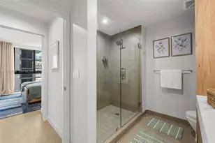 11 NE 6th St, Miami, FL 33132 - Photo 16