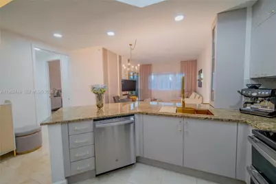 20000 E Country Club Dr #409, Aventura, FL 33180 - Photo 2