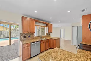 2605 NW 98th Ln, Coral Springs, FL 33065 - Photo 8