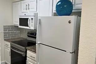 2811 N Oakland Forest Dr, Oakland Park, FL 33309 - Photo 4