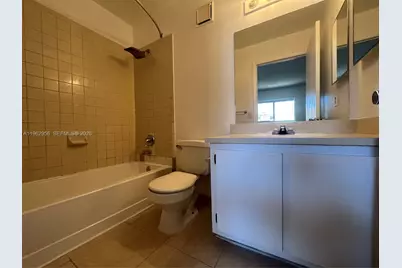 407 E Palm Cir E, Pembroke Pines, FL 33025 - Photo 12