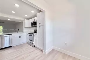 10180 NW 41st St, Doral, FL 33178 - Photo 6