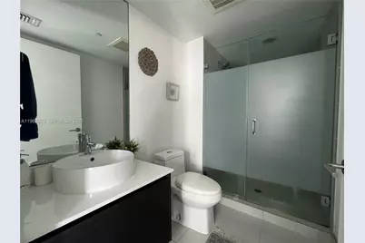 31 SE 6th St #1404, Miami, FL 33131 - Photo 8