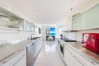 400 S Pointe Dr #1104, Miami Beach, FL 33139 - Photo 4