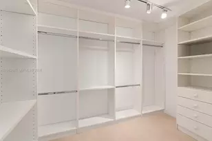 600 NE 36th St, Miami, FL 33137 - Photo 14