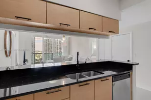 31 SE 5th St, Miami, FL 33131 - Photo 8