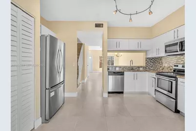 60 Key West Ct #60, Weston, FL 33326 - Photo 8