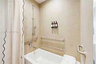 11 NE 6th, Miami, FL 33132 - Photo 22