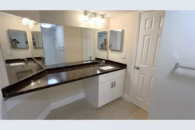 2860 N Oakland Forest Dr #CLUB2, Oakland Park, FL 33309 - Photo 4