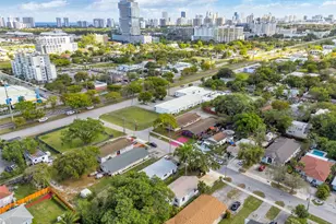 30 SW 7th St, Hallandale Beach, FL 33009 - Photo 32