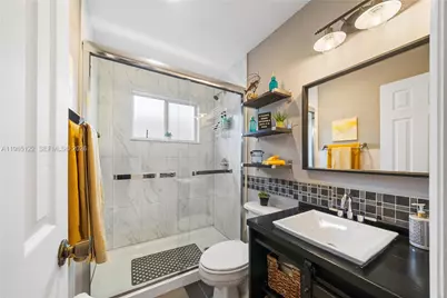 10095 NW 127th St, Hialeah Gardens, FL 33018 - Photo 6