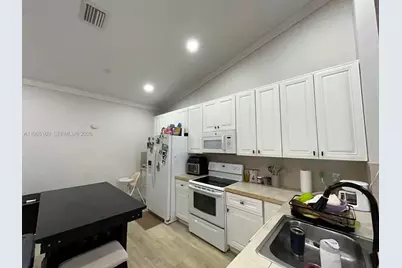 11065 NW 38th Pl, Sunrise, FL 33351 - Photo 6