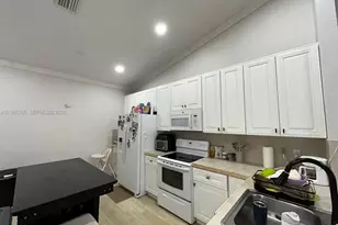 11065 NW 38th Pl, Sunrise, FL 33351 - Photo 6