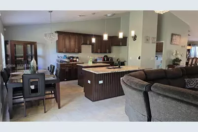 825 SE Cavern Ave, Port Saint Lucie, FL 34983 - Photo 4