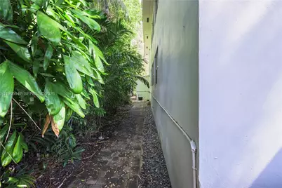 3911 Ponce De Leon Blvd #UPPR LEVEL, Coral Gables, FL 33134 - Photo 4