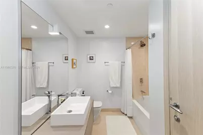 1000 Brickell Plz #4605, Miami, FL 33131 - Photo 14