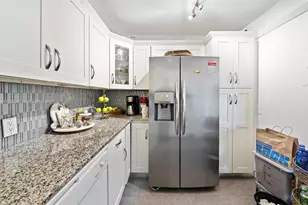 100 Bayview Dr, Sunny Isles Beach, FL 33160 - Photo 4