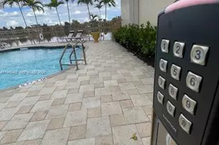 703 NE 195th St, Miami, FL 33179 - Photo 18