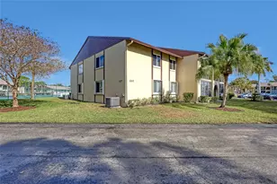 337 Pine Ridge Cir, Greenacres, FL 33463 - Photo 4