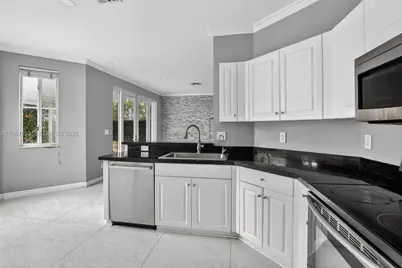 10755 SW 17th Pl, Davie, FL 33324 - Photo 8