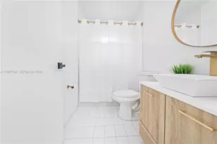 8865 NW 110th St, Hialeah Gardens, FL 33018 - Photo 20