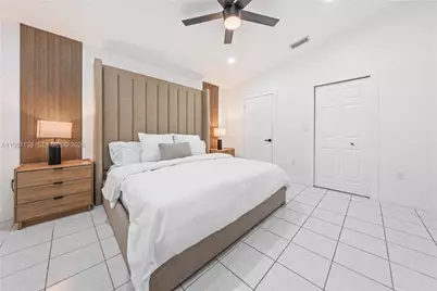8865 NW 110th St, Hialeah Gardens, FL 33018 - Photo 12
