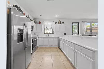 16673 SW 44th St, Miami, FL 33185 - Photo 8